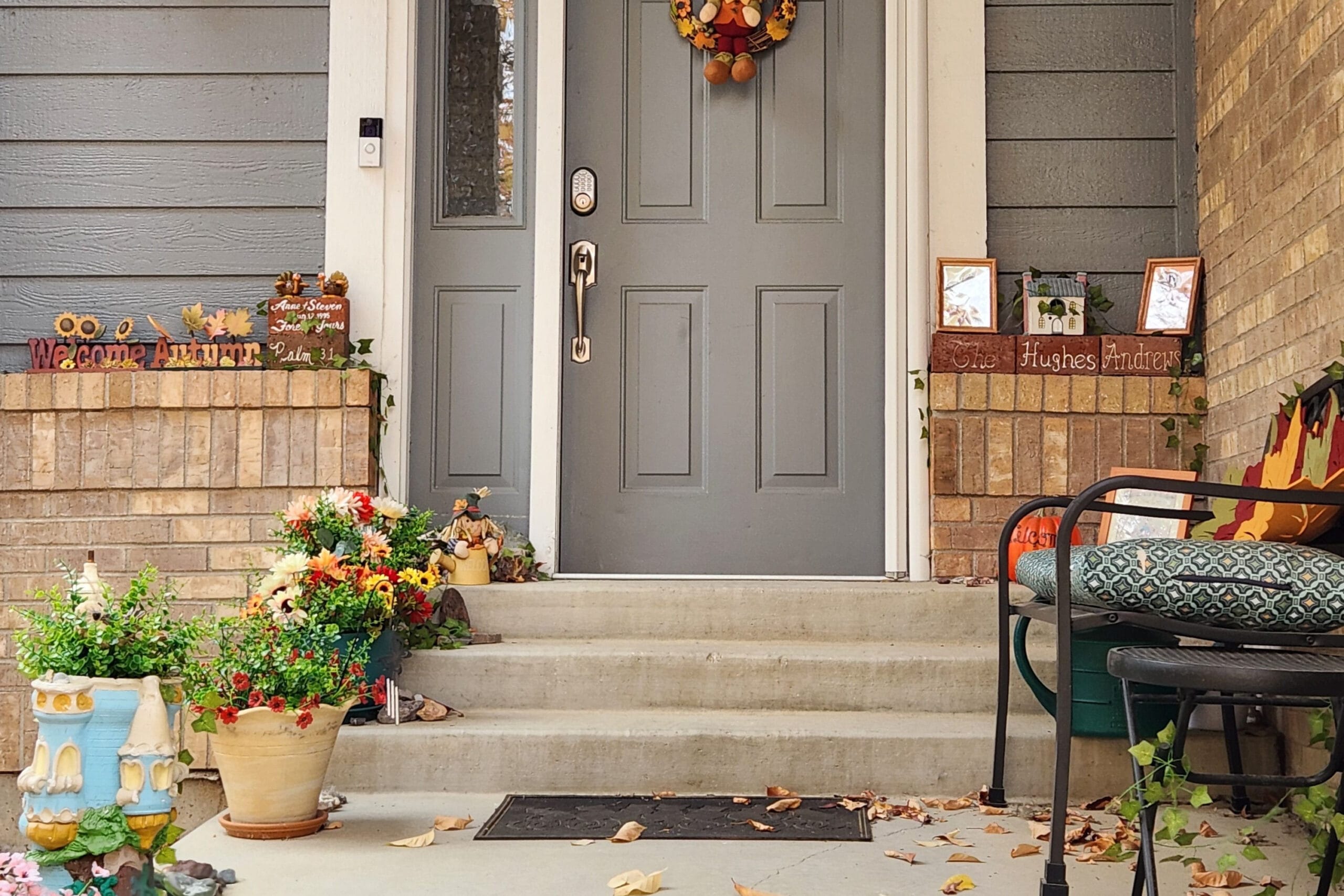 Entrée de maison en automne avec paillasson avant l’hiver. Nettoyage de tapis en automne avant l’hiver