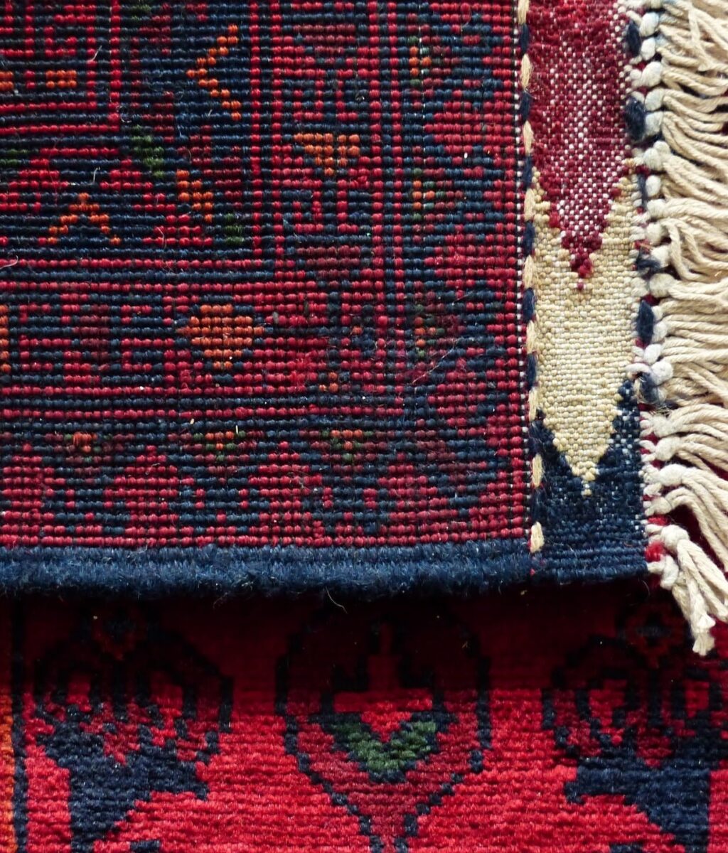 Carpette bleu et rouge, étape nettoyage de tapis